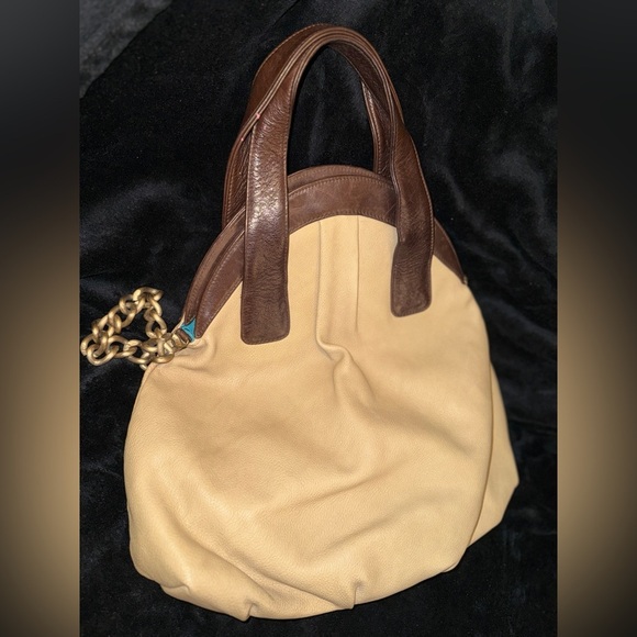 Chic Tan and Brown Shoulder Bag with Chain Detail - Picture 11 of 12